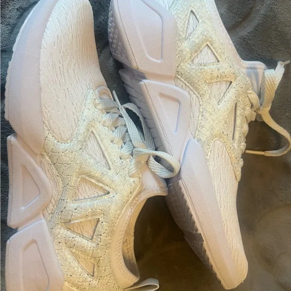 Fabletics Redondo Performance Sneaker - Picture 11 of 14